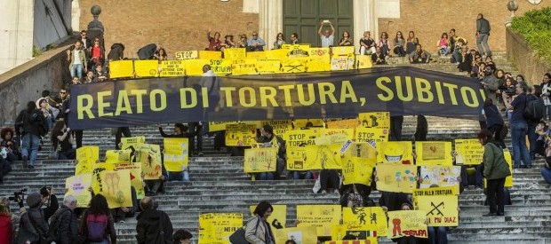 È passato un altro 10 dicembre. Era il 10 dicembre del 1984 quando le Nazioni unite adottarono la Convenzione contro la tortura e altre pene o trattamenti crudeli inumani o degradanti. Trentadue anni fa l’Italia firmò un Trattato che obbligava “ad adottare misure legislative, amministrative, giudiziarie ed altre misure efficaci per impedire che atti di tortura siano commessi nel territorio sottoposto alla sua giurisdizione”.L’Italia, però, non ha adottato nessuna di queste misure, né legislative, né amministrative e di conseguenza neanche giudiziarie. L’Italia è un Paese illegale, non rispetta i vincoli e le norme che la comunità internazionale ha stabilito […]