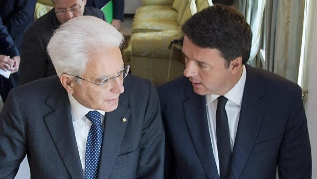 Redazione di Operai Contro, Renzi e Mattarella fingono di non capire. ‘E’ inconcepibile indire elezioni prima che le leggi elettorali di Camera e Senato vengano rese tra loro omogenee‘. Questa è la posizione di Mattarella. Matteo Renzi nella direzione del Pd di oggi, indicherà un bivio: o un governo di responsabilità nazionale con la più ampia partecipazione delle forze politiche per affrontare le scadenze del paese o le elezioni. Per più di 3 anni i parassiti che siedono nel parlamento dei padroni non sono riusciti a fare neanche una legge elettorale e ora il gangster Renzi, che ha regalato […]