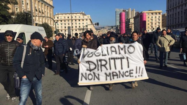 Redazione di Operai Contro, Continua anche oggi lo sciopero selvaggio dei lavoratori di Atp Ora, dopo la riunione al Cral di via Ruspoli, stiamo marciando verso la sopraelevata di Genova, che probabilmente verrà bloccata entro pochi minuti. ll braccio di ferro con le istituzioni, durerà finché i lavoratori non riceveranno le le garanzie che chiedono. Nel frattempo i pendolari, che capiscono la situazione, hanno dimostrato la loro solidarietà Un lavoratore ATP     Galleria fotograficaSciopero Atp, quarto giorno  