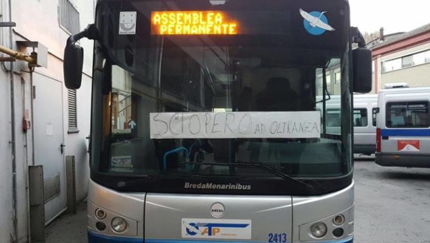 Redazione di Operai Contro, siamo stanchi delle promesse. I sindacati confederali al solito avevano indetto uno sciopero farsa di quattro ore per oggi. Abbiamo deciso Assemblea permanente e sciopero ad oltranza. Stamani i lavoratori dell’azienda del trasporto pubblico provinciale hanno deciso di fermarsi prima, non facendo uscire i mezzi dalle rimesse. Basta siamo stanchi delle promesse e degli accordicchi dei sindacati confederali Un lavoratore ATP  
