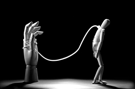 Redazione di operai Contro, questo puo’ essere considerato l’anno in cui più si è sprecata la parola libertà. Libertà di critica, libertà di satira, libertà in tutte le salse. Qualcuno voleva convincerci che la democrazia borghese riconosce le libertà?. Qualcuno voleva convincerci che spesso la magistratura si sbaglia e che bisogna lottare per difendere la libertà ? Diciamo la verità la costituzione dei padroni riconosce le libertà. Una libertà prima di tutto: la libertà dei padroni di licenziare operai e lavoratori per aumentare i loro profitti. La libertà di condannare gli schiavi salariati alla morte per fame per fame […]