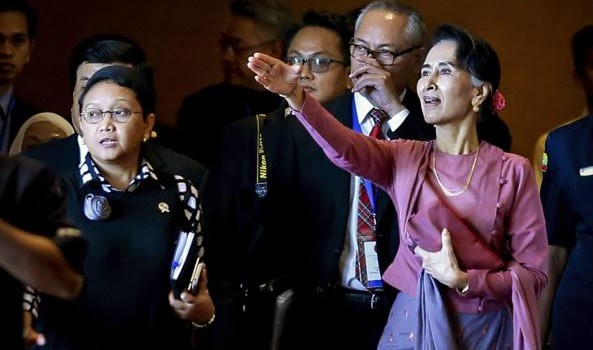 Redazione di Operai Contro, ormai il prenio Nobel è sempre più sputtanato. Dopo il riconoscimento all’assassino Obama ora forse avranno il premio Putin e Erdogan per la tregua in Siria. La ” paladina dei diritti umani” ignora ( poverina ?) che in Birmania la minoranza mussulmana viene massacrata dal suo governo. Figlia di un golpista Aung San Suu Kyi ha conquistato il potere in Birmania, ma ignora i massacri dei mussulmani Un osservatore dal Corriere Da premio Nobel a premio Nobel. Ora non potrà più tacere. Tanto meno accusare la stampa estera di «creare artificialmente il problema». Aung San […]