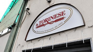 Redazione di Operai Contro, Ancora un operaio morto sul lavoro. Aveva ancora due settimane di lavoro. Il 17 dicembre per Matteo Bianchi, 23 anni, di Val della Torre, sarebbe scaduto il contratto da lavoratore stagionale, iniziato a ottobre e sarebbe stato licenziato. Matteo era addetto ai forni, turno di notte, nel laboratorio de La Torinese,  ditta di panettoni. Ma non ci sarà alcuna festa per Natale a casa di Matteo, morto ieri sera sul lavoro. Il giovane operaio si è avvicinato ad un macchinario con delle pinze e barre a pressione, usate per le lavorazioni dei panettoni, ed è […]