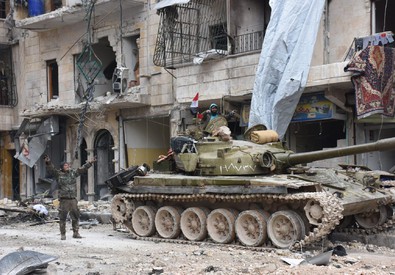 Redazione di Operai Contro, Le televisioni al servizio dei padroni e i giornalisti al servizio delle dittature esultano: Dalla mazzanotte locale (le 23 italiane) è entrato in vigore in tutta la Siria il cessate il fuoco fra il dittatore Siriano Assad e i ribelli siriani. La tregua sarà mediata dal dittatore Russo Putin e il dittatore Turco Erdogan. La tregua non vale per i curdi e i siriani che non accettano le dittature Ciò che avviene in Siria è orrendo. Gli scribacchini delle televisioni dei padroni esultano per la tregua. I tre dittatori, che con i loro bombardamenti hanno […]