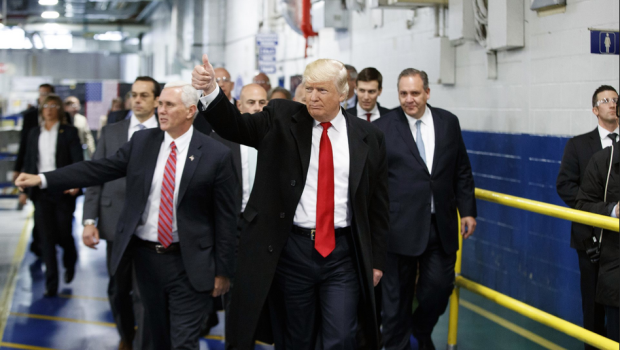 Redazione di Operai Contro, Trump sta delineando quella che sarà la sua politica economica, per il momento siamo al “moderno” lancio via Twitter. Ma con un messaggio di pochi caratteri fa ben capire come ha intenzione di affrontare la crisi, ovvero i problemi sociali quali disoccupazione e miseria operaia che ne derivano. La sua ricetta è industriale condita del classico, questa volta non proprio moderno, nazionalismo economico: chi produce negli Usa avrà agevolazioni fiscali, mentre le aziende che spostano la produzione all’estero si troveranno applicate sulle loro merci rivendute in “patria” un dazio del 35% – minaccia Trump. Il […]