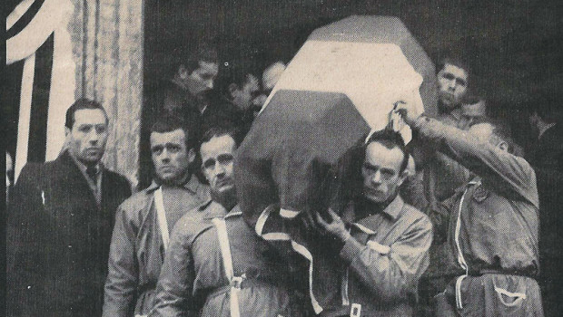 Il 9 Gennaio 1950 a Modena si manifesta contro la serrata e i licenziamenti ingiustificati alle Fonderie Riunite. La polizia spara sulla folla uccidendo 6 operai: –  Angelo Appiani (meccanico ed ex-partigiano di 30 anni), ucciso proprio davanti alle Fonderie; – Renzo Bersani (operaio metallurgico, 21 anni), colpito a morte lontano dagli scontri mentre cerca di fuggire; – Arturo Chiappelli (spazzino disoccupato di 43 anni), raggiunto dai proiettili della polizia vicino alla Fonderia; – Ennio Garagnani (carrettiere nelle campagne di Gaggio, di 21 anni) colpito a morte lontano dagli scontri mentre cerca di fuggire; Arturo Malagoli (operaio ed ex-partigiano, […]