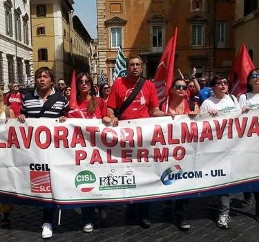 Redazione di Operai Contro, sindacalisti-padrone-governo erano felici. Inculati i lavoratori di Napoli, licenziati 1666 lavoratori di Roma, deportati a Cosenza 60 lavoratori di Palermo, pensavano che era finita,Non è così È ripresa Palermo la protesta dei lavoratori di Almaviva. Si è svolto stamani, davanti ai cancelli della sede di Almaviva Contact di via Marcellini, un presidio con i 60 addetti assorbiti da Exprivia e destinati al trasferimento a Rende (Cosenza) da mercoledì. Alla manifestazione, indetta per opporsi ai trasferimenti, che si tradurrebbero in licenziamenti in caso di mancata presentazione, ha partecipato un centinaio di lavoratori. In sciopero dal 19 dicembre, i lavoratori […]
