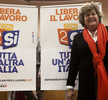 Redazione di Operai Contro, il segretario generale della Cgil Susanna Camusso dopo le decisioni della Consulta sui referendum inizia la campagna elettorale. “Da oggi chiederemo tutti i giorni al governo di fissare la data in cui si vota”.  ” inizia una nuova campagna elettorale per i due sì, una grande e impegnativa battaglia per liberare il lavoro”, perché i temi dei voucher e degli appalti “riguardano le condizioni di milioni di persone in questo paese, non sono un fenomeno marginale”. Camusso forse voleva dire la libertà degli schiavi salariati, ma probabilmente per la Camusso gli schiavi salariati non esistono. […]