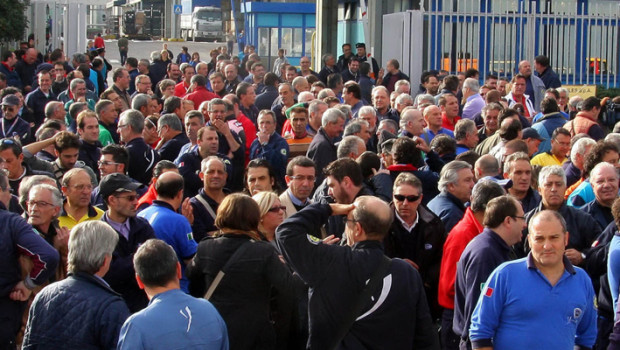 Redazione di Operai Contro, pubblicate spesso le notizie che molti operai vi inviano sulla gestione comune dei licenziamenti fatta da sindacati-padroni-governo Ma c’è un’altra denuncia da far conoscere. Gli operai di molte  fabbriche sono stati ridotti a mendicanti con la CIG e ancora una volta sono i sindacalisti-padroni-governo a gestire gli operai mendicanti. La Fiat di Termini imerese è stata chiusa nel 2012 da allora noi ex operai FIAT siamo chiamati a lottare per avere l’elemosina della cassa integrazione La Blutec ( nome di fantasia per una cordata messa insieme da Marchionne) ha ottenuto molti milioni dalla stato e […]