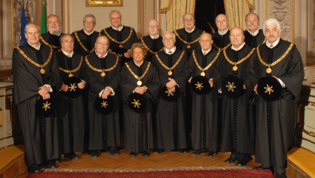 Redazione di Operai Contro, la Consulta o Corte Costituzionale è un organo dello stato dei padroni. Quando doveva organizzare la protesta degli operai e lavoratori contro il job act che prevedeva l’abolizione dell’art 18, la CGIL di Camusso non ha fatto niente, Dopo per impedire la protesta operaia Camusso ha proposto di firmare per tre referendum. La consulta boccia il referendum contro le modifiche all’art .18 voluto dal gangster Renzi che da libertà di licenziare ai padroni. Ora partiti,  sindacati e giornalisti al servizio della democrazia dei padroni lavorano per farci  accettare le decisioni della Consulta tranquillamente Il Pd, […]