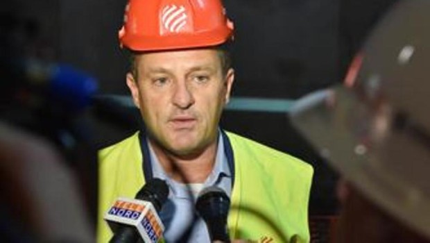 da La Stampa matteo indice L’amianto non è sempre stata una preoccupazione per i manager del consorzio che sta costruendo il Terzo valico. Tanto che 18 mesi fa uno dei superdirigenti poi arrestati per gli appalti pilotati, davanti all’allarme di un sottoposto per la presenza della fibra pericolosa nei cantieri lo tranquillizzava: «Tanto la malattia arriva fra trent’anni…». Le cimici della Finanza stavano registrando tutto.  Per contestualizzare la vicenda occorre tornare alla fine del luglio 2015. Fra alcuni tecnici del Cociv, raggruppamento d’imprese capeggiato da Salini-Impregilo che realizzerà la nuova ferrovia Genova-Milano, c’è un po’ di apprensione poiché dagli […]