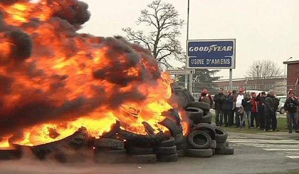 Redazione di Operai Contro, nel Gennaio 2014 gli operai della Goodyear occupavano la fabbrica contro i licenziamenti. In precedenza due dirigenti erano stati costretti a discutere con gli operai. I padroni parlarono subito di sequestro e mercoledi 11 gennaio la magistratura Francese si è vendicata degli operai condannandoli al carcere Vi invio la notizia Un giovane operaio Goodyear Amiens: un assolto, 7 condanne con condizionale Criminalizzazione anti-sindacale di KAREEN JANSELME da Humanite.fr, dell’11 gennaio 2017 Traduzione a cura di Sial Cobas Questo mercoledì 11 gennaio la corte d’Appello di Amiens ha condannato sette ex lavoratori di Goodyear, sotto processo per […]