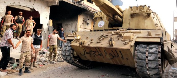 Redazione di Operai Contro,ogni settimana i governanti italiani annunciano che il presidente da loro sostenuto Fayez Al Serraj ha conquistato Sirte. Il tentativo è quello di dimostrare che i mercenari di Fayez Al Serraj controllano la Libia. E’ falsoCaccia americani B-2 hanno bombardato diverse postazioni dei miliziani dello Stato Islamico a sud ovest di Sirte, in Libia. All’operazione ha partecipato anche una nave da guerra Usa equipaggiata con i missili Tomahawk, I bombardamenti hanno colpito in particolare due campi a poco più di 40 chilometri a sudovest di Sirte.  I jihadisti sono in movimento verso la costa. Questa operazione americana arriva […]