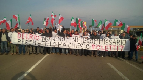 Redazione di Operai Contro, noi operai licenziati dalle 4 ditte del gruppo Palumbo abbiamo occupato, come già fatto in altre occasioni, un tratto della strada statale 275 Maglie-Leuca per protestare contro i ritardi nell’assegnazione dei lavori di ammodernamento della stessa strada. Palumbo ci ha licenziato per ricattare l’Anas e ottenere l’assegnazione dell’appalto della strada, ma chi non ha più un salario siamo noi operai. I ritardi nell’assegnazione dei lavori sarebbero legati ad una serie di ricorsi di natura giudiziaria e amministrativa che di fatto hanno sancito l’eslcusione dei due raggruppamenti di imprese che hanno partecipato alla gara per la […]