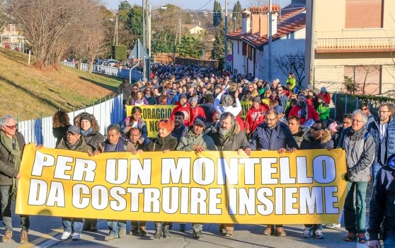La marcia dei 1000 piedi sul Montello, un’occasione mancata. Una manifestazione ingessata  che non ha dato spazio e parole  al numeroso “popolo” che vi ha partecipato. Partecipanti disposti a metterci la faccia, costretti ad un percorso che li ha invece passivizati e sottratti al loro essere parte attiva, è mancato “l’insieme” dello striscione di apertura della marcia Cinquemila persone in marcia per l’iniziativa antirazzista lanciata all’indomani della protesta contro l’arrivo dei profughi all’ex polveriera nel Montello. Migliaia di persone a Giavera del Montello, hanno partecipato alla Marcia dei Millepiedi, risposta alla fiaccolata del 28 dicembre nella quale era comparso […]