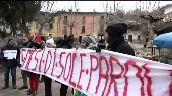 Redazione di Operai Contro, la gestione del dopo terremoto di Agosto è la peggiore di qualsiasi altro dopo terremoto. E’ una delle altre eredità lasciate dal gangster del Pd: Matteo Renzi. Ogni dopo terremoto è peggio. basta con le smargiassate dei politici. Un Aquilano dalla Repubblica Il freddo e la neve non hanno fermato gli abitanti di Accumoli, nel reatino, uno dei comuni più colpiti dal sisma del 24 agosto, che hanno organizzato un sit-in nella frazione di Grisciano, come forma di protesta per la gestione post-sisma nelle frazioni e nei piccoli centri devastati dal terremoto. “Noi delle frazioni […]