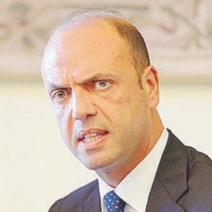 Redazione di Operai Contro, il ministro degli Esteri, Angelino Alfano, vuol fare concorrenza al macellaio del Fezzan del perodo fascista.  Nel corso di un’intervista in tv aveva annunciato che l’Italia avrebbe inviato aiuti umanitari “medicinali e aiuti urgenti” nell’est della Libia. Nessuno glieli aveva chiesto. La risposta è stata chiara: “Rifiutiamo qualsiasi aiuto italiano a meno che l’Italia ritiri le sue truppe dalla Libia“. Lo ha dichiarato Khalifa al Obaidi, portavoce dell’esercito nazionale libico, guidato dal generale Khalifa Haftar, fedele al parlamento di Tobruk. Domenica scorsa, 15 gennaio, il governo dei padroni italiani riconosce il governo di Tripoli presieduto da Fayez al Sarraj, […]