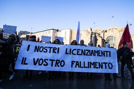 da repubblica “Chiediamo ammortizzatori adeguati e una ricollocazione nel mondo del lavoro per non perdere il nostro precedente inquadramento”. Sono queste le richieste dei lavoratori di Almaviva, scesi oggi in piazza per chiedere certezze sul loro futuro dopo il licenziamento di 1.666 dipendenti dell’azienda di call center della sede romana. A organizzare il corteo partito da piazza della Repubblica e diretto a piazza Santi Apostoli, attraverso via Cavour e i Fori Imperiali, è il “Comitato 1666 ex Almaviva”. Ma in piazza ci sono anche altre associazioni, singoli lavoratori e movimenti: dai dipendenti Ama e Atac, ai lavoratori di Foodora, […]