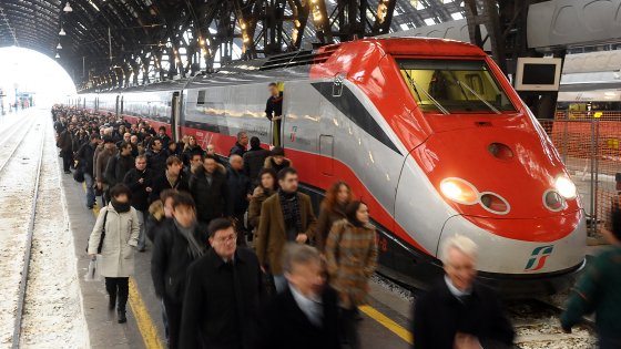 Caro Operai Contro, i responsabili del Pd dicono che gli abbonamenti differenziati nascono per venire incontro alle diverse esigenze dei pendolari. Nelle fasce orarie di punta l’aumento dell’abbonamento è del 35%! Sulla Bologna-Milano del 37,4%! Se non ci “venivano incontro” quanto l’avrebbero aumentato? «Definirla una stangata è fare un complimento» attacca Leonardo Pellegrini, esponente del comitato pendolari dell’Alta velocità Torino-Milano. Gli operai e i pendolari che non possono permetterselo, dovranno prendere il treno lumaca che passa molto prima, stare in giro un sacco di tempo e su molte tratte non c’è neanche il treno prima. Nelle fasce orarie differenziate […]