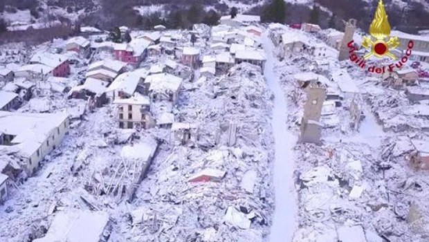 Caro Operai Contro, Renzi aveva promesso per Natale casette di legno ai terremotati. Nessuno le ha viste, tranne qualcuno che potendoselo permettere se l’è comprata a proprie e spese. Con la neve e il gelo nelle zone terremotate, gli uomini del governo Gentiloni, parlano di trasferire “provvisoriamente”, i terremotati negli alberghi. La stessa cosa che diceva Renzi dopo il terremoto, quando prometteva le casette di legno. Il gelo e la neve hanno fatto venire in luce una realtà mistificata anche dai mezzi d’informazione: sono moltissimi i terremotati che dormono ancora nelle tende e nelle auto. Un paio di casette […]