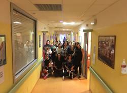 Caro Operai Contro, continua da più di un mese l’occupazione del reparto maternità di Angera (Va). Dopo i tanti reparti maternità già chiusi in tutta Italia, il diktat di chiuderne altri cinque in Lombardia era arrivato direttamente dal governo Renzi. Le motivazioni starebbero nel fatto che, se in un reparto maternità non ci sono almeno 500 parti l’anno, “non possono esserci i requisiti minimi di sicurezza né l’esperienza necessaria per affrontare situazioni difficili o improvvise”. Motivazioni puerili che gli scribacchini del Corriere della Sera riportano senza commenti. Maroni governatore della regione Lombardia, sempre impegnato a cacciare migranti, ha perso […]