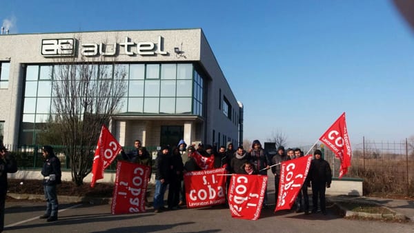 Redazione di Operai Contro, 21 operai  prima del rientro dalle ferie natalizie previsto il 9 gennaio scorso, sono stati licenziati. La ditta in questione è la Adm di Camposanto – che produce serbatoi per filtri e carpenterie metalliche. Ai 21 operai è stata inviata una e-mail dall’azienda nella quale si annunciava la chiusura dell’attività  Sostenuti dai sindacati di base Sicobas, gli operai questa mattina hanno dato vita a un presidio di fronte all’azienda Autel.  Intanto, è stato ottenuto in incontro: le parti si vedranno lunedì pomeriggio alle 15.30 nella sede della Cna, se la trattativa dovesse fallire “siamo pronti […]