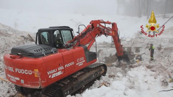 dalla Repubblica PESCARA. “Sono Marcella di cognome, Quintino di nome”. Per quattro volte il ristoratore di Silvi Marina declina le sue generalità, durante la telefonata del grande equivoco. Quella delle 18.20 di mercoledì 18 gennaio. Per quattro volte l’uomo si sente rispondere da una funzionaria di alto livello della prefettura, con tono infastidito, che “l’hotel Rigopiano non è crollato”, che “questa storia gira da stamattina” e che si sta sbagliando perché a essere crollata è “la stalla di Martinelli, quello delle pecore”. CINQUE MINUTI. Un equivoco, appunto. Gigantesco. Durato per tutti i cinque minuti circa della chiamata che il […]