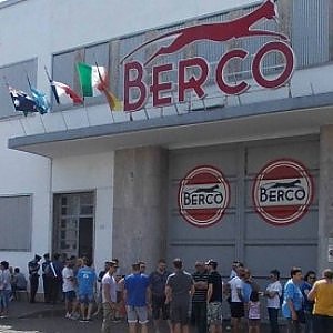 Redazione operai contro, la settimana scorsa alla Berco di Copparo in provincia di Ferrara importante e storica azienda metalmeccanica ed assorbita alcuni anni fa dal gruppo Thyssen Krupp, padroni e sindacati hanno firmato un accordo che prevede una riduzione di quasi il 50% degli esuberi dichiarati ad ottobre da parte aziendale. Gli esuberi che non sono altro che licenziamenti, arriveranno attraverso la mobilità solo ed esclusivamente volontaria ed incentivata con una cifra pari a 65 mila euro per ogni lavoratore che darà le dimissioni volontarie. In pratica un taglio di 173 posti di lavoro tra operai e lavoratori, ancora […]
