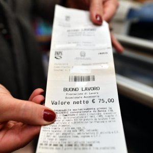 Redazione di Operai contro, gli affiliati della banda del Pd del gangster Renzi sono al lavoro. Il loro compito è di salvare l’utilizzo dei Voucher da parte dei padroni. Il Ministro Poletti deve fingere di voler limitare l’uso dei Voucher Il governo Monti estese a tutte le categorie l’utilizzo dei “buoni” (che inizialmente riguardava studenti e pensionati), quello Letta tolse il requisito della “occasionalità”. Sotto il governo Renzi l’utilizzo dei Voucher è diventato pratica ordinaria. Gli affiliati della banda del Pd non vogliono evitare il referendum, ma creare una opinione favorevole ai voucher A un mese dalla vittoria del No […]