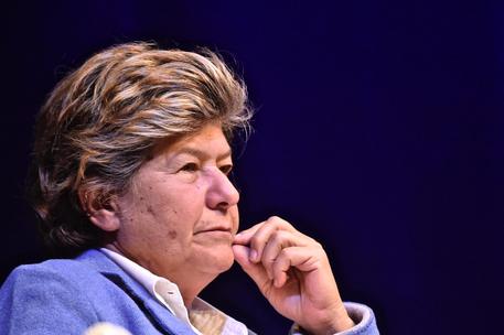 Redazione di operai Contro, la sindacalista Camusso dichiara:  “I voucher sono ormai diventati i pizzini che retribuiscono qualsiasi attività. Così facendo si inquina il buon lavoro e si condannano milioni di giovani e lavoratori a un futuro assai povero. Vanno aboliti”. La leader della Cgil Susanna Camusso, interviene così nella polemica sull’uso dei voucher. Camusso se ne accorge tardi. Quando furono introdotti i voucher i sindacalisti applaudirono Un giovane