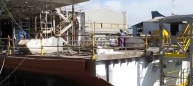 Redazione di Operai Contro, la magistratura è velocissima quando deve assolvere padroni e dirigenti colpevoli di aver assassinato gli operai con la morte lenta per tumore. l’INAIL è l’istituto nazionale dei padroni contro i lavoratori che si infortunano, si ammalano e muoiono. L’operaio Mario Barbieri è morto nel 2006 a causa dell’asbestosi, una gravissima malattia polmonare, dopo una vita da operaio al cantiere navale di Marina di Carrara, dal 1966 al 1992. Ma l’operaio Mario Barbieri e sua moglie non avevano fatto i conti con l’INAIL e la Magistratura. Dopo 10 anni dalla sua morte i giudici stabiliscono che […]