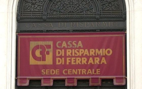 Redazione di Operai Contro, i padroni delle banche devono rifarsi una verginità a spese dei lavoratori. Alla Carife siamo 850 dipendenti. I padroni avevano dichiarato 400 esuberi.Al solito i sindacati hanno chiesto un tavolo. I risultati del tavolo sono i seguenti: – 300 autolicenziamenti ( bisognerà vedere se saranno raggiunti – restano 100 esuberi Nessun trionfalismo da parte dei sindacati (Fabi, First Cisl, Fisac Cgil, Ugl credito e Uilca Uil), ma solo la consapevolezza di aver raggiunto il massimo risultato possibile, che comunque scongiura i licenziamenti collettivi, che erano invece l’obiettivo iniziale dell’azienda, e salvaguarda la volontarietà delle uscite. […]