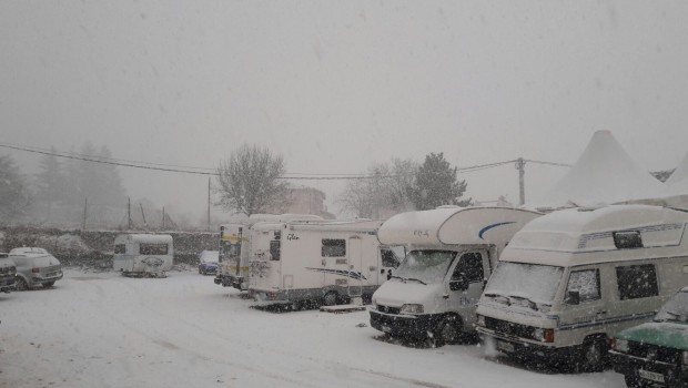 Redazione di Operai Contro, la prima scossa del terremoto si è verificata il 24 agosto 2016, oggi è l’11 gennaio 2017 e sono passati ben 6 mesi dal terremoto. Renzi aveva fatto tante promesse, ma erano solo le promesse di un gangster. Sono arrivate poche casette, tanto per farle vedere in TV. Venti Sae, moduli abitativi emergenziali meglio noti nelle zone terremotate come casette, saranno assegnati dal comune di Norcia tramite sorteggio. Ad Amatrice la Regione aveva promesso di consegnare entro Natale le casette, devono ancora essere assegnate. Per quanto riguarda gli altri 63 Sae, i politici promettono che […]