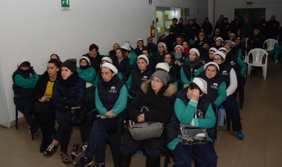Redazione di Operai Contro, Il padrone della lavanderia industriale Clea di Olbia (Sassari) vuole licenziare. Nei giorni scorsi l’azienda ha inviato 139 lettere di licenziamento. I sindacati mentre il padrone licenziava erano impegnati nel solito tavolo  delle trattative. Negli ultimi anni molte volte i sindacalisti ci hanno costretto con “dignità” ad accettare la CIG Lunedì 30 gennaio i sindacati hanno indetto uno sciopero, con presidio davanti alla sede aziendale (alle ore 7) e poi un sit-in (alle ore 11) davanti al Palazzo Municipale. Speriamo che i risultati dello sciopero non siano utilizzati dai sindacalisti per gestire i licenziamenti per […]