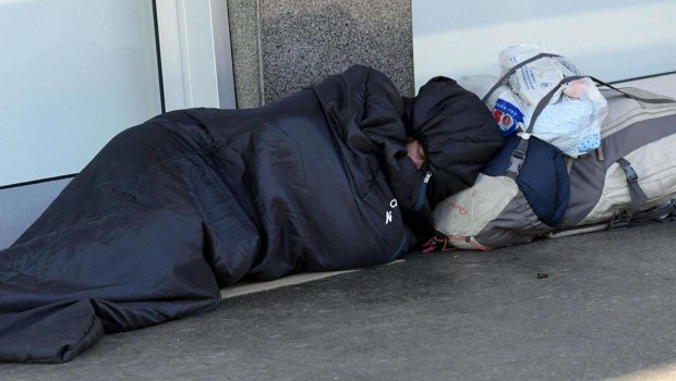  Caro Operai Contro, “8 senzatetto morti per il freddo”. La sfacciataggine della società fondata sul profitto, presenta come una calamità naturale dovuta al freddo, la morte di persone le quali, prima ancora che “senzatetto”, questa società ha “prodotto” ai margini sociali. I “senzatetto” sono la parte più diseredata ed emarginata di quei milioni di persone, (disoccupati, “inattivi”, sfruttati, licenziati, poveri e impoveriti). Tra questi, molti operai espulsi dal processo produttivo, che per e i suoi limiti intrinsechi, non valorizza (ai fini del profitto) in modo adeguato il capitale investito. Milioni di persone che questo sistema sociale, ha prodotto come […]