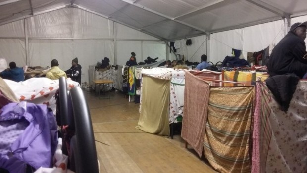 Redazione di Operai contro, gli emigranti del campo di concentramento di Cona si sono ribellati. Il motivo della rivolta è stato la morte di una emigrante della Costa D’Avorio. La giovane donna della Costa d’Avorio si chiamava Sandrine Bakayoko ed era in attesa di una risposta alla domanda di asilo politico. I migranti hanno denunciato un ritardo nei soccorsi: la 25enne si sarebbe sentita male, secondo i suoi compagni, verso le 8 di mattina, ma i soccorsi sarebbero arrivati solo alle 14. La protesta degli emigranti è sfociata in una rivolta con mobilio e oggetti dati alle fiamme.   Il […]