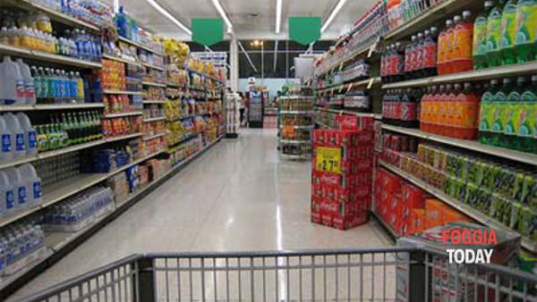 Caro Operai Contro, la cronaca locale ci informa di “Organizzazioni sindacali sul piede di guerra per il caso Conad”, che ha avviato la procedura di licenziamenti collettivi a Monte Sant’Angelo e San Severo, (FOGGIA). Quanti siano i lavoratori sotto procedura di licenziamento collettivo, non è dato saperlo, oppure è la cronaca locale che si è dimenticata di dirlo. Il segretario generale Uiltucs ritiene “che tutte le questioni siano affrontate a livello nazionale”. Fatto sta che scorrendo tutto l’articolo, non si capisce in cosa consiste, lo “stato di agitazione per i lavoratori Conad”. Salvo il fatto che “non saranno erogati […]