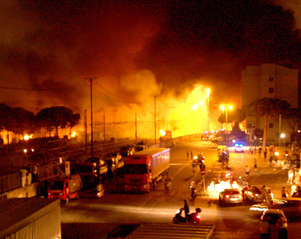 Martedì 31 gennaio, dopo 7 anni e 7 mesi (!), la conclusione del 1° grado del processo per la strage ferroviaria di Viareggio del 29 giugno 2009. Gli imputati, ai vertici delle nove società coinvolte nell’immane tragedia, sono accusati, a vario titolo, di disastro ferroviario, omicidio colposo plurimo, incendio colposo, lesioni gravi e gravissime. Reati di natura colposa … La realtà, però, è ben diversa. Perché sulla tragedia di Viareggio vi è stata omissione e rimozione dolosa di cautele che avrebbero evitato 32 Vittime e feriti gravissimi. Lo stesso art. 437 del Codice penale recita che “Chiunque omette di […]