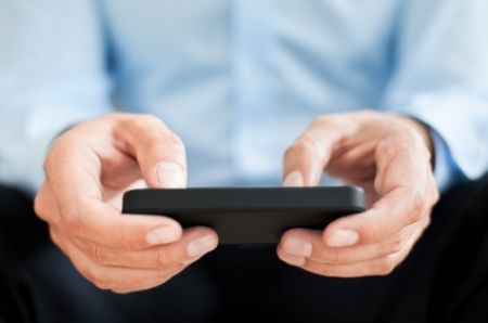 Caro Operai Contro, “il Diritto di disconnessione” è una truffa, perché presuppone come una normalità, che l’operaio o il lavoratore sia connesso via internet a disposizione dell’azienda. Andiamo con ordine. Circa un mese fa pubblicavi una mia corrispondenza dal titolo: “Smart Working: a disposizione del padrone 24 ore”. In quelle considerazioni ponevo il problema che si presenta a tanti operai e lavoratori, dai quali il padrone, oltre l’orario di lavoro, pretende la loro disponibilità a rispondere e interloquire con il loro smartphone, disposizioni e comunicazioni inerenti il lavoro. Ogni operaio o lavoratore, se la deve vedere da solo con […]