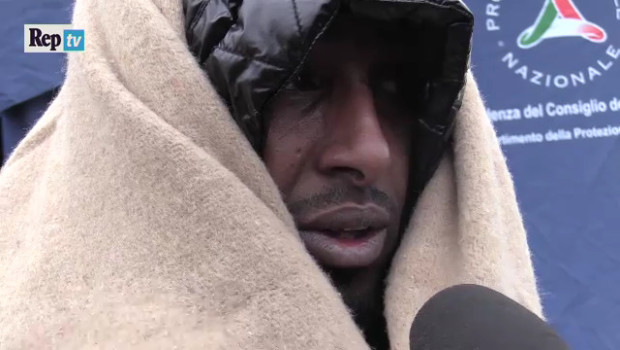 Redazione di Operai Contro,  nel rogo dell’ex mobilificio a Sesto Fiorentino è morto un uomo di 35 anni. Oggi è il giorno delle proteste L’uomo morto nel rogo si chiamava Ali Muse, 35 anni, somalo: “Aveva fatto richiesta di ricongiungimento per i suoi familiari – racconta Osman, capo della comunità somala a Firenze – aveva sbrigato tutte le pratiche e a breve avrebbe dovuto ottenerlo. Quei documenti sono bruciati nell’incendio. E’ un fatto vergognoso, sono anni che queste persone sono abbandonate e vengono lasciate sole a soffrire”. I manifestanti si sono seduti a terra in strada, bloccando il passaggio […]