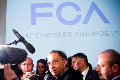 Redazione di Operai Contro, Marchionne aveva annunciato la deportazione di operai di Pomigliano a Cassino. Non aveva fatta i conti con la crisi mondiale del capitalismo. I sindacati UILM e FIM fedeli cani del padrone gli garantivano un consumo della forza-lavoro in Italia a salari bassissimi. Ma Trump al servizio dei padroni USA ha avvisato che chi fabbrica fuori dagli USA avrà difficoltà a vendere. Marchionne ha capito. A poche ore dell’apertura del salone dell’auto di Detroit, Fiat Chrysler Automobiles ha annunciato investimenti per 1 miliardo di dollari in due impianti di assemblaggio tra Michigan e Ohio che porteranno […]