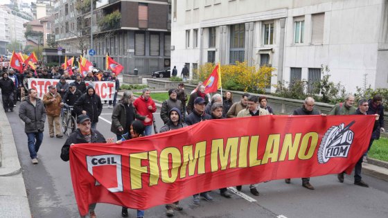 Redazione di Operai Contro, gli operai metalmeccanici in Lombardia sonpo stati decimati  Solo negli ultimi tre anni ci sono stati circa 19mila metalmeccanici licenziati, di cui 4.827 nell’arco del 2016. Nel solo mese di dicembre scorso ci sono stati 627 licenziamenti, di cui solo 176 nel distretto milanese. Milano è sicuramente la provincia più colpita con 1.374 richieste di messa in mobilità nel 2016, seguita da Varese (696), Lecco (654), Bergamo (591), Brescia (467), Monza Brianza (411), Como (247), Pavia (171). Andando a ritroso fino al 2014 si vede l’emorragia più grave, quella che nell’arco di 12 mesi ha […]