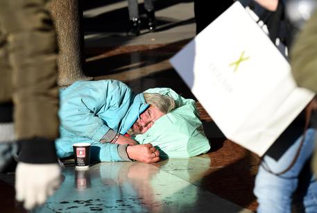 Redazione di Operai Contro, il gelo sta dando una mano al governo del conte Gentilone eliminando la parte più povera della popolazione. Il gangster che comanda la banda del Pd ha fatto tutto ciò che poteva per aumentare la miseria. Non solo clochard ma migliaia di senza tetto sono costretti a dormire per la strada In Italia nel 2017 la mattina deve girare in ogni città un carro per raccogliere i morti. E la banda del Pd continua ad esaltare le buone cose che ha lasciato in eredità il gangster Renzi. Meno male che c’è papa Francesco. Dormitori aperti […]