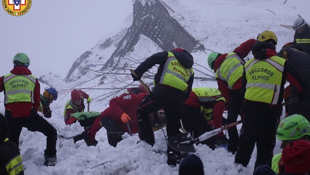 Redazione di Operai Contro, Matteo Renzi, dopo il terremoto di agosto 2016 si era inventato il progetto ” Casa Italia”. Il primo obiettivo di Casa Italia, da concretizzare entro l’anno, al massimo entro gennaio 2017 era una sorta di indicatore unico del “rischio catastrofe”, il più possibile dettagliato per Comune, sub area comunale, fino ad arrivare al singolo immobile. Erano solo parole. Non è stato realizzato proprio niente. La nevicata nel centro Italia, nelle stesse zone del terremoto, è una nuova catastrofe. Nuovi morti si aggiungono a quelli del terremoto. Popolazioni isolate e abbandonate Un terremotato 2