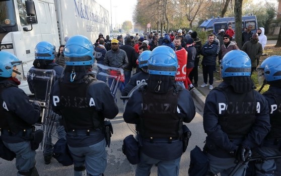 Da stamattina presto, 27 gennaio, mentre i nostri legali non avevano ancora avuto la possibilità di parlare con Aldo e di vedere le carte, sui media italiani è passata la notizia che DUE esponenti nazionali del SICOBAS erano stati arrestati perché avrebbero secondo la Polizia estorto dei soldi attraverso l’esercizio degli scioperi, alla nota azienda Levoni di lavorazione delle carni, azienda che per peso politico e giro d’affari è un vero e proprio gigante del settore.  Dopo quest’opera di lurido sciacallaggio mediatico, in tarda mattinata le tessere del mosaico inquisitorio hanno iniziato a comporsi in maniera limpida.  Dai video […]