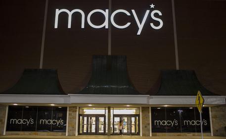 Redazione di Operai Contro, la crisi economica del capitalismo colpisce il  mondo intero. Gli scribacchini, ben pagati dai padroni, si affannano a dirci che negli USA tutto va bene. Falso Macy’s, storica catena di grandi magazzini negli Usa, ha annunciato il taglio di 6.200 posti di lavoro nei primi mesi del 2017, ma il totale dei licenziamenti rischia di superare quota 10.000 in vista della chiusura di una serie di punti vendita. Macy’s ha rivisto al ribasso le previsioni sugli utili 2016 portandole a 2,95-3,10 dollari ad azione dai 3,40 dollari attesi in precedenza. E alla Borsa di New […]