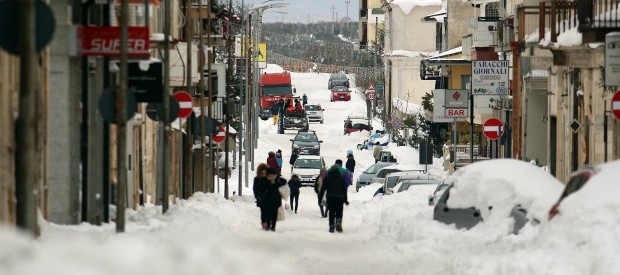 Redazione di Operai Contro, dopo la deportazione dei docenti, dopo la non ristrutturazione delle scuole, ora lezioni in frigorifero Uno studente fattoquotidiano Classi al gelo da Nord a Sud. Il maltempo non molla e in tutt’Italia continuano i disagi per studenti e i professori costretti ad andare in aula con sciarpa, guanti e piumino. Le temperature sotto zero hanno raffreddato anche i rapporti tra presidi e studenti, comuni e genitori, professori obbligati ad entrare in classe e allievi che son rimasti fuori per protesta. In Liguria è guerra tra la dirigente dei licei Nicoloso di Recco e Da Vigo di Rapallo e […]