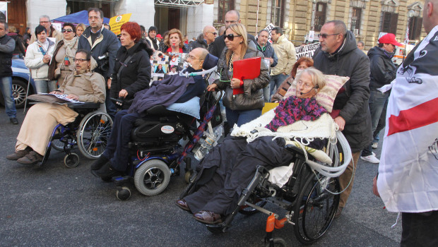 Redazione di Operai Contro, i funzionari e i medici dell’INPS andrebbero condannati per crudeltà nei confronti dei disabili, invece riceveranno una medaglia per aver fatto risparmiare l’INPS, non concedendo l’accompagnamento. Lo Stato italiano se ne frega dei disabili. Essi rappresentano solamente un fastidio.  Il premier Matteo Renzi cinguettava e fingeva di partecipare alla raccolta di fondi per i disabili. Ma la vera doccia gelata per i disabili è arrivata con la legge di stabilità: fra i 15 miliardi di spending review necessari a sostenere la manovra ci sono anche 100 milioni di tagli ai servizi per l’assistenza ai malati […]