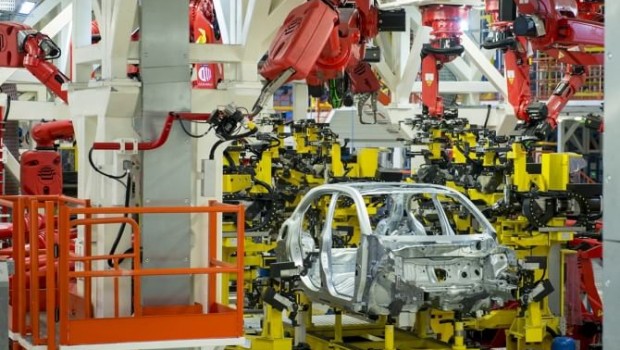 Redazione di Operai Contro, avete già pubblicato la notizia che Fca Sata Melfi,  ha annunciato la cassa integrazione ordinaria per 6.322 opera, impiegati sulla linea dei modelli Jeep Renegade e 500x, cig che si somma a quella che hanno dovuto fare gli operai impiegati sulla Punto. La direzione aziendale ha giustificato la fermata imputandola a un generico calo di mercato, “Fca ‘comanda’ i turni di lavoro, gli orari, la cassa, i permessi, le ferie, senza che i sindacalisti organizino la lotta. Un mese fa, l’azienda aveva dichiarato che lo stabilimento godeva di ottima salute: lo stabilimento, non gli operai. […]