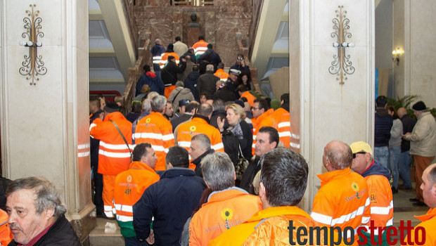 Caro Operai Contro, a che gioco stanno giocando i politici con gli operai addetti alla raccolta rifiuti di Messina? Nei giorni scorsi questi operai hanno “preso d’assalto” Palazzo Zanca, la sede del Municipio della città: se non arriva l’assunzione alla nuova azienda che deve subentrare alla vecchia fallimentare, si va dritti al licenziamento.Ogni politico ha una versione diversa della situazione. Gli operai possono far sentire la loro forza solo restando uniti, dando continuità e diversificando la lotta nelle forme più incisive, per contrastare i licenziamenti. I fatti salienti degli ultimi giorni.  1) l’Ispettorato del lavoro striglia il sindaco Renato […]